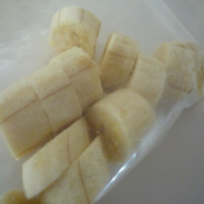 バナナを買ったものの全部は食べきれず冷凍！
スムージーでも作ろうかと思っています！輪切りにしているから便利に使えますね♪素敵レシピありがとうございます（＾＾）
